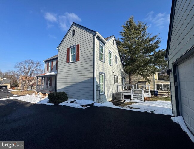 Building Photo - 15 Linden Hill Way SW