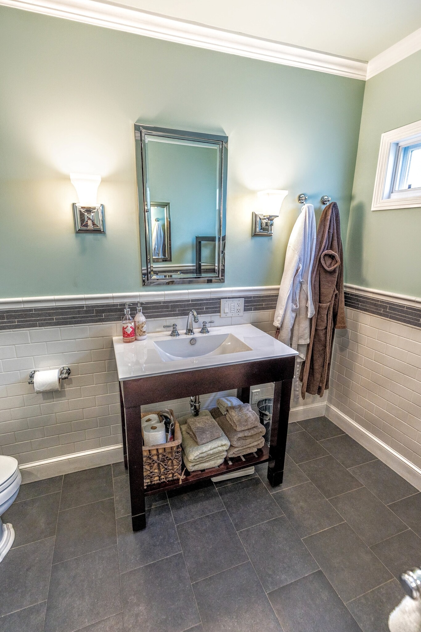 Heated bathroom floors on a timer. - 1327 S Sycamore Ave