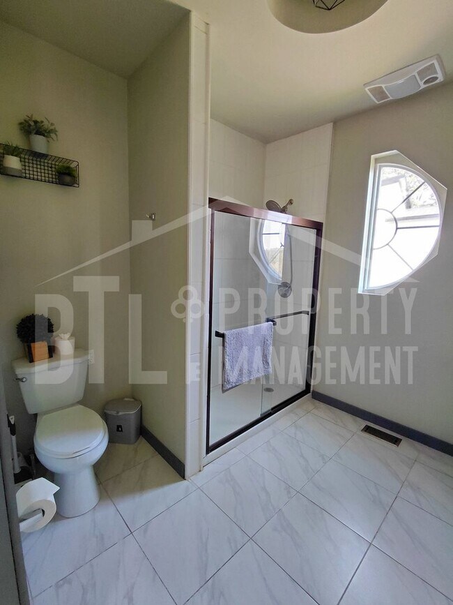 Building Photo - Stunning 3 Bedroom in Forsyth!