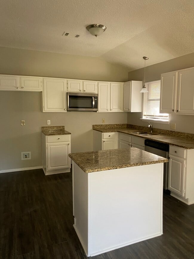 Building Photo - 822 Collins Blvd