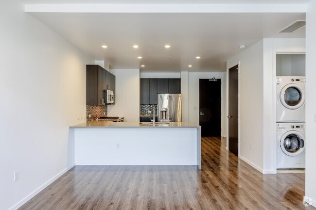 1BR, 1BA - 848SF - 16M