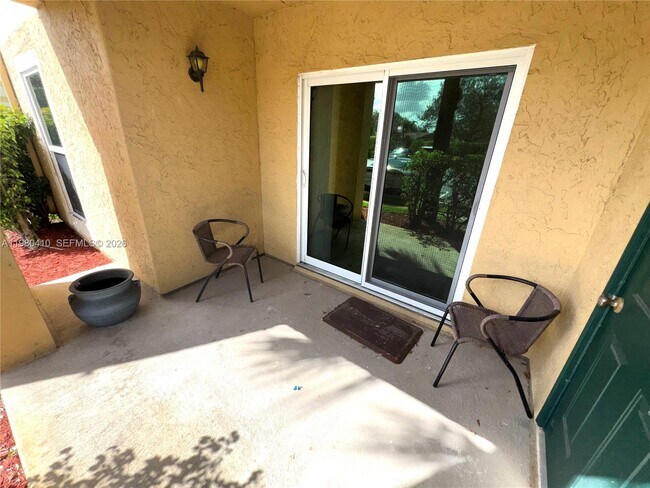 Building Photo - 733 Riverside Dr