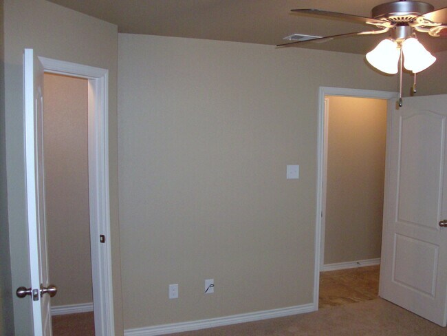Building Photo - 5605 Settlers Ct