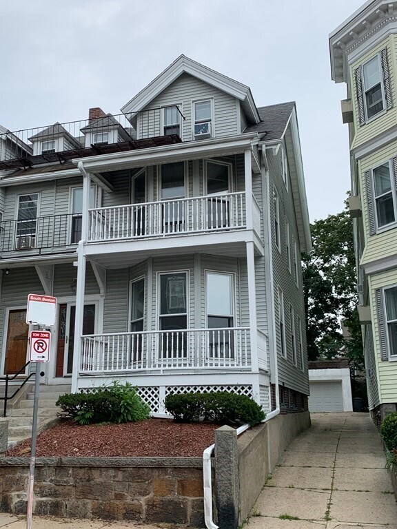 Building Photo - 824 E 5th St