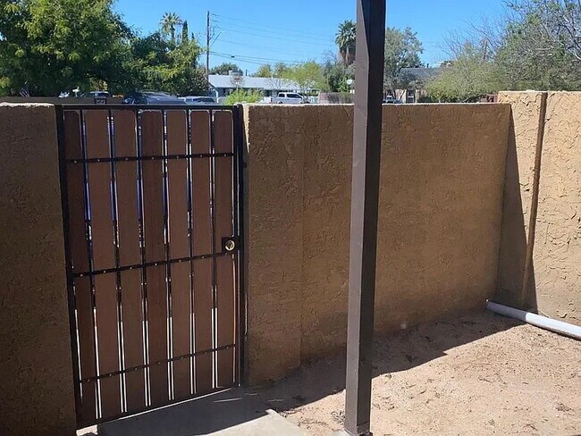 Building Photo - 2 Bed / 1.5 Bath Townhome | Fireplace | Private Yard | Walk-In Closets