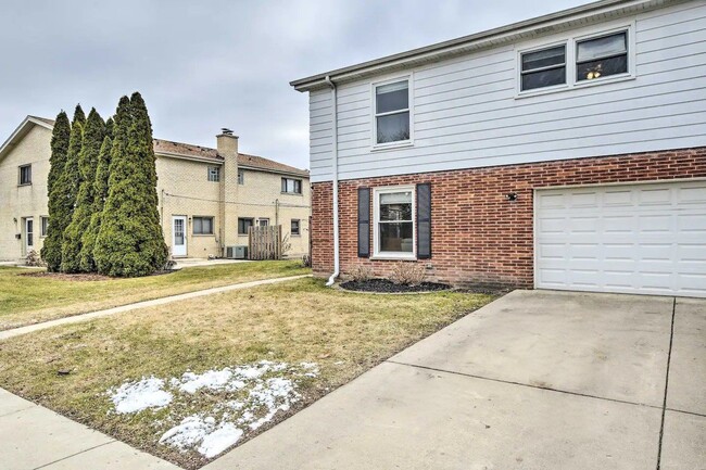 Building Photo - 505 E Valley Ln