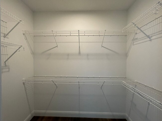 Building Photo - Beautiful 3 Bed / 2 Bath Home with 3-Car Garage!