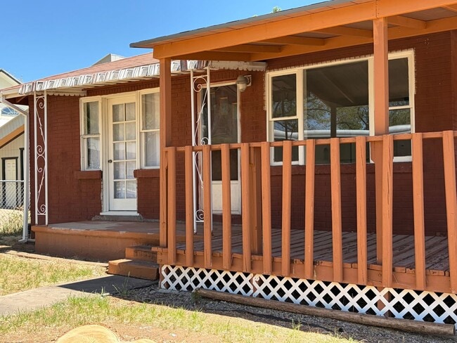 Building Photo - 2 bed 1 bath home