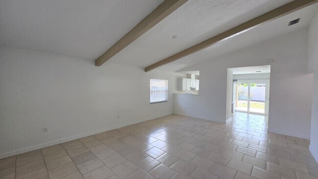 Building Photo - Charming 2BR/2BA + 1 car garage with Large Backyard in Sarasota