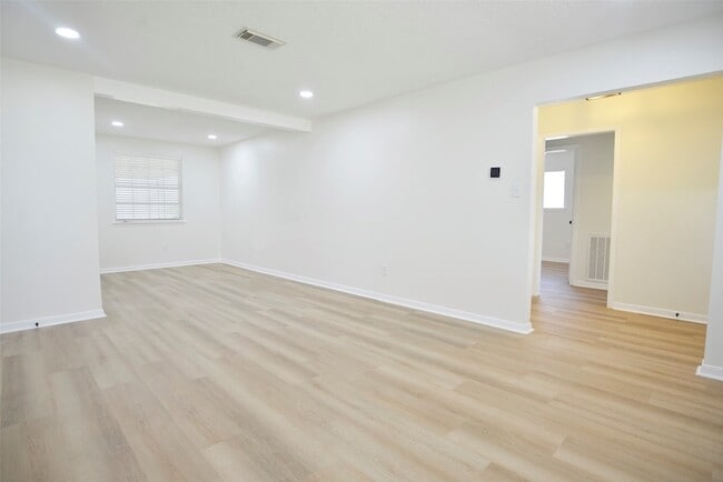 Building Photo - 536 Castlelake Dr