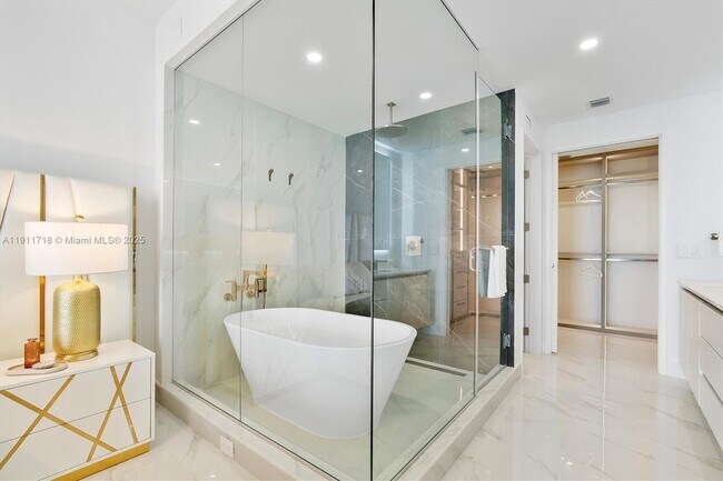 Building Photo - 700 NE 24th St