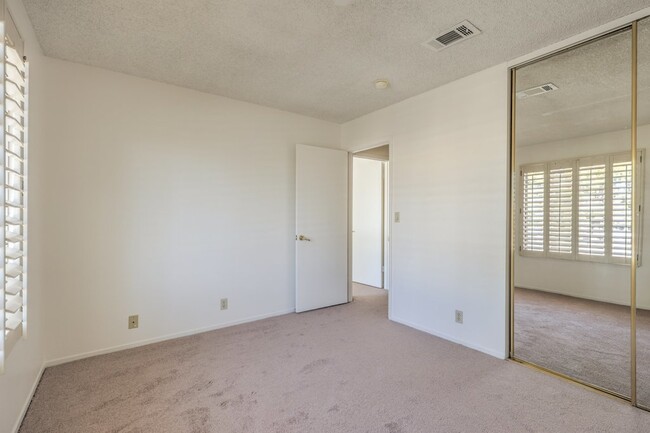 Building Photo - "Spacious 3-Bedroom Oasis with 1.5 Baths i...