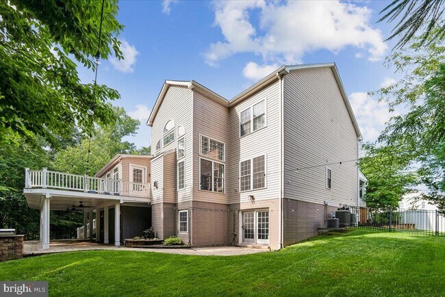 Building Photo - 743 Seneca Dr