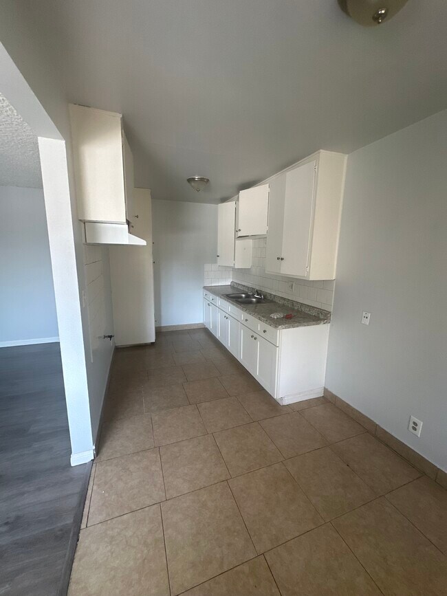Building Photo - 1026 S Flower Apartments