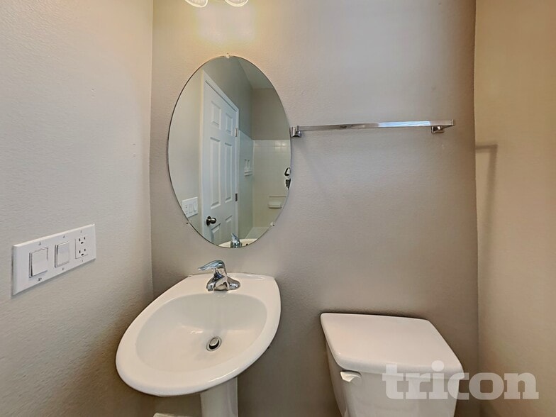 Building Photo - 5686 Diamond Palm Ct