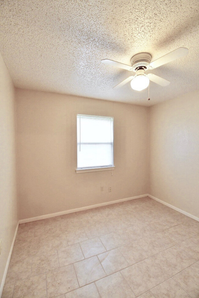 Building Photo - 2 Weeks FREE RENT!!! Charming 3 Bedroom 1....