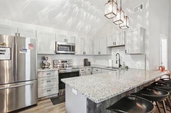 Building Photo - 1384 Lanvale Dr SW