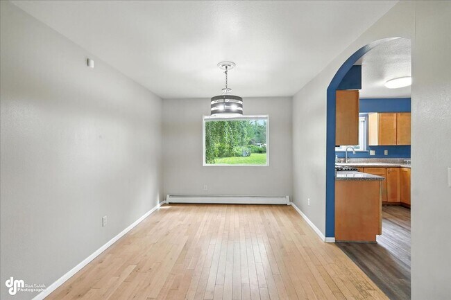 Building Photo - Spacious Palmer Home!