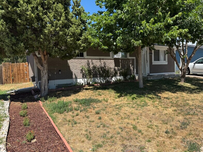 FRONT YARD - 5141 Xanadu St