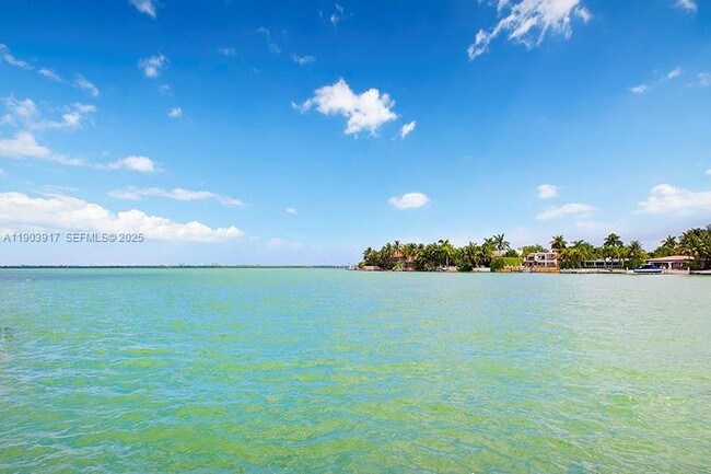 Building Photo - 405 E San Marino Dr