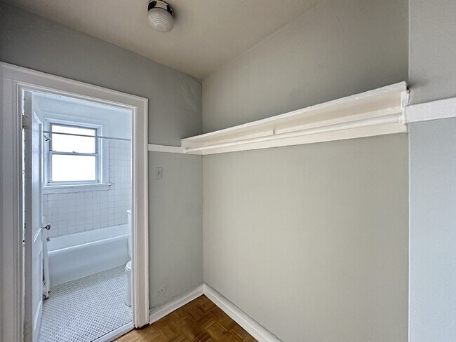 Building Photo - 716 W Belmont