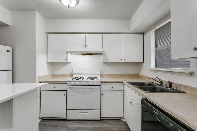 Building Photo - 528-S