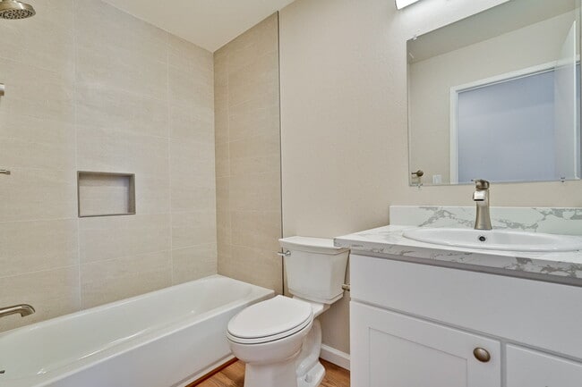 Building Photo - Newly Remodeled 3BR, 2BA, 1,117sf Duplex w...