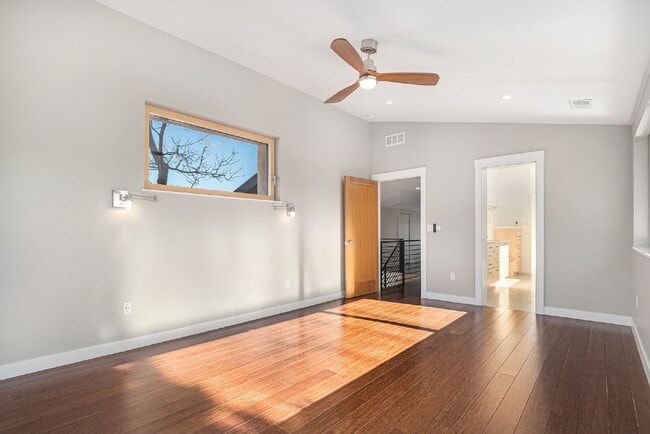 Building Photo - "Modern 4-Bed Boulder Retreat with Granite Elegance & Finished Basement!"