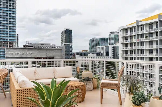 Building Photo - 481 NE 29th St