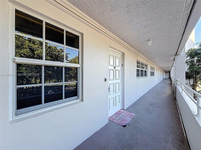 Building Photo - 605 Oaks Dr