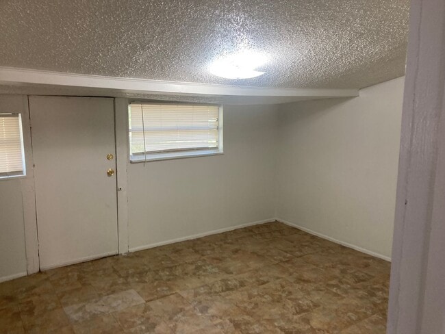 Building Photo - 3 bedroom 1 bath