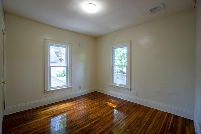 Building Photo - Spacious 5 Bed/2 Bath Single Family Home W...