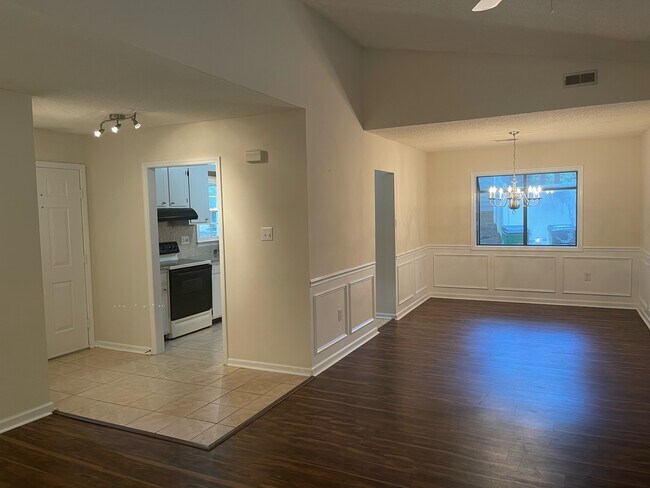 Building Photo - 2304 Oldenburg Dr