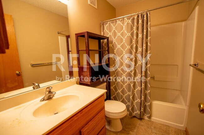 Building Photo - Available August 8 - 2 Bed/1.5 Bath Townhome in Prior Lake