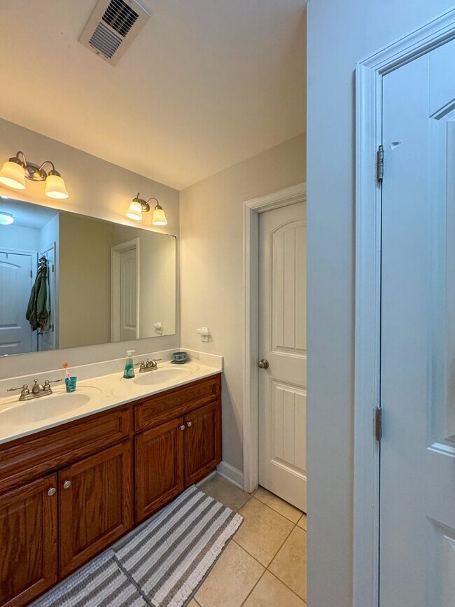 Building Photo - Well-Maintained 4 Bed 2.5 Bath Home with a Pool