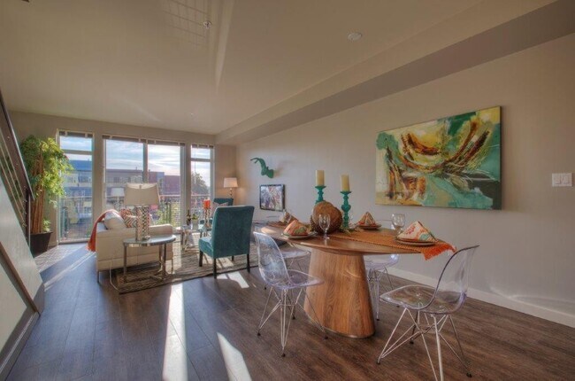Building Photo - Roomy Townhouse in Downtown Burien, Excellent Walkable location!