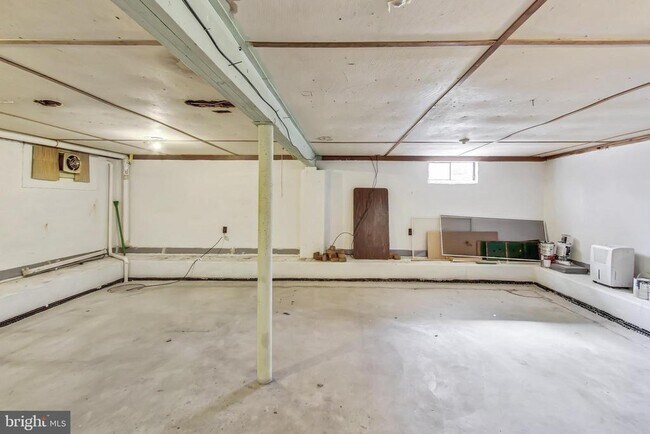 Building Photo - 1208 Pinewood Dr