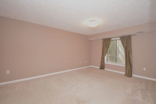 Building Photo - Updated Terrace Level 2 BR/ 2 BA Condo in ...