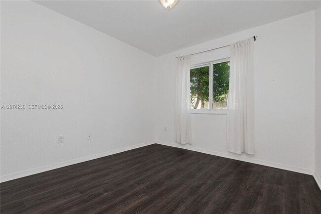 Building Photo - 975 NE 34th Ave