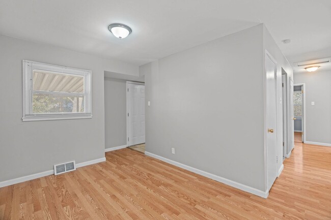 Building Photo - 3-Bedroom, 1-Bath Single-Family Home, BIG backyard!