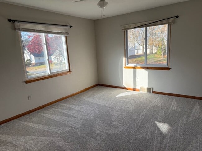 Building Photo - 559 Hartzler St