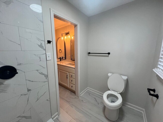 Building Photo - 3 Bedroom 2 Bathroom. Single Level Home.