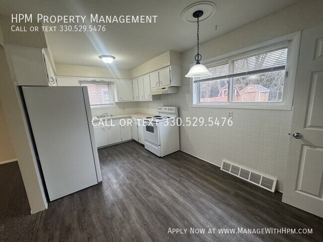 Building Photo - 1325 Vermont Pl NE