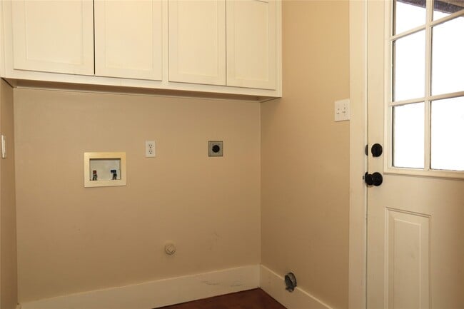 Building Photo - 218 Hickory St