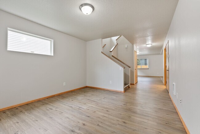 Building Photo - 4bed/2.5 Bath home - Available in SE Portland,