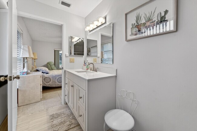 Building Photo - 6220 Kings Gate Cir