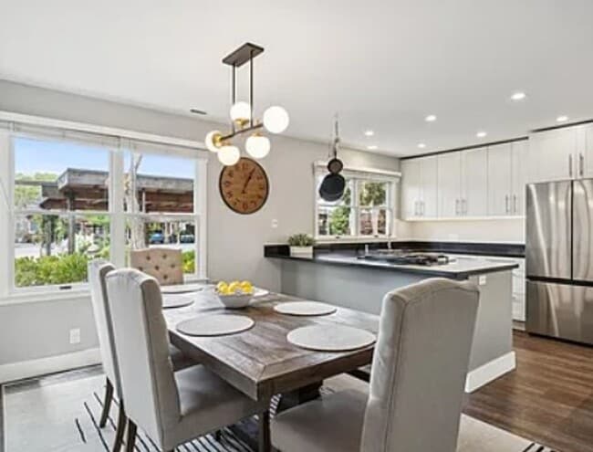 Building Photo - 641 Centre Ct