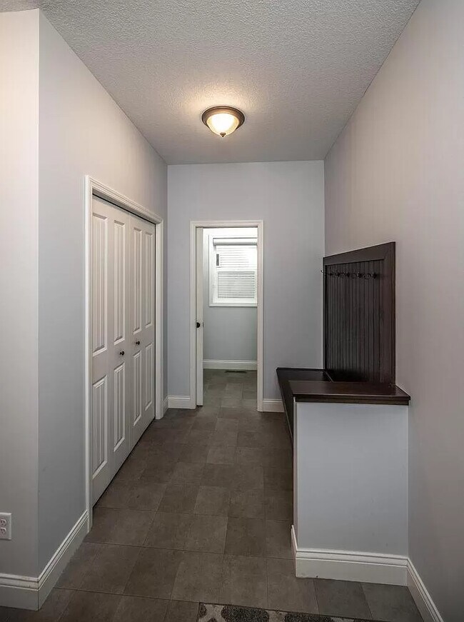 Mudroom - 14185 Adelaide Ave