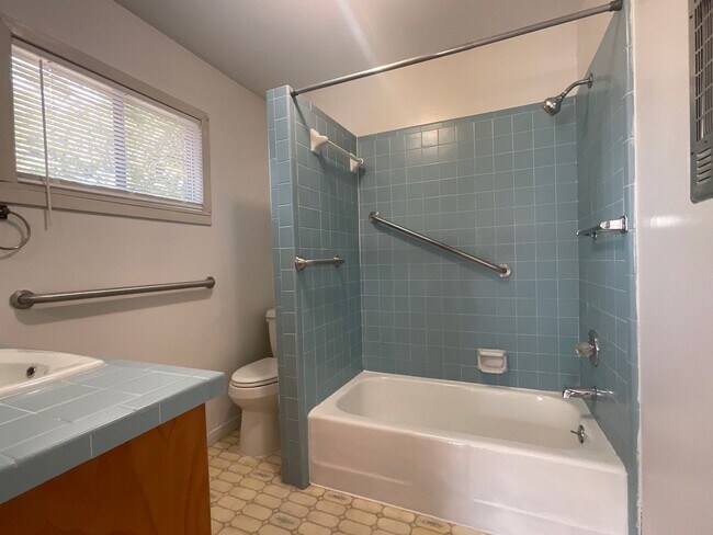 Building Photo - **Available Now** AMAZING 3 bedroom 2 Bath...