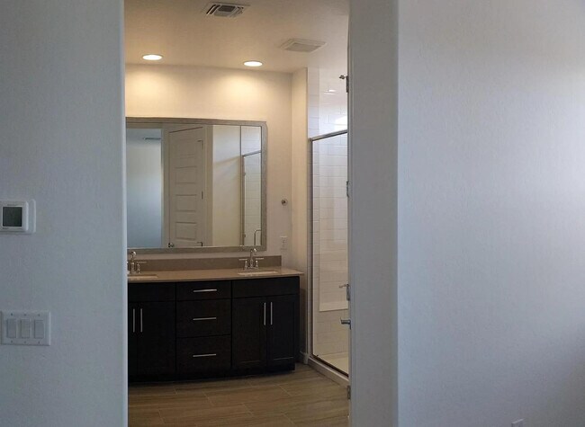 Building Photo - 2250 E Kelly Dr